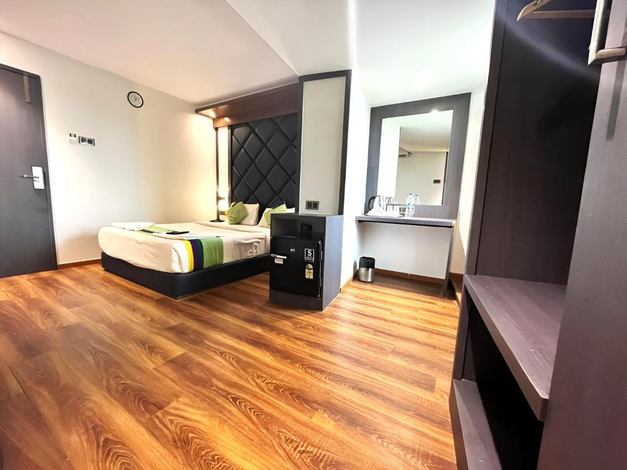 Glitz Hotels The Pacific - Nr Solitaire Corporate Park - Mumbai — Photos 2
